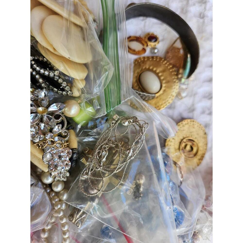 3.5 Lbs. Beads/Charms/Craft Junk Misc. Jewelry Making Lot Non-Wearable Pounds - Picture 5 of 11